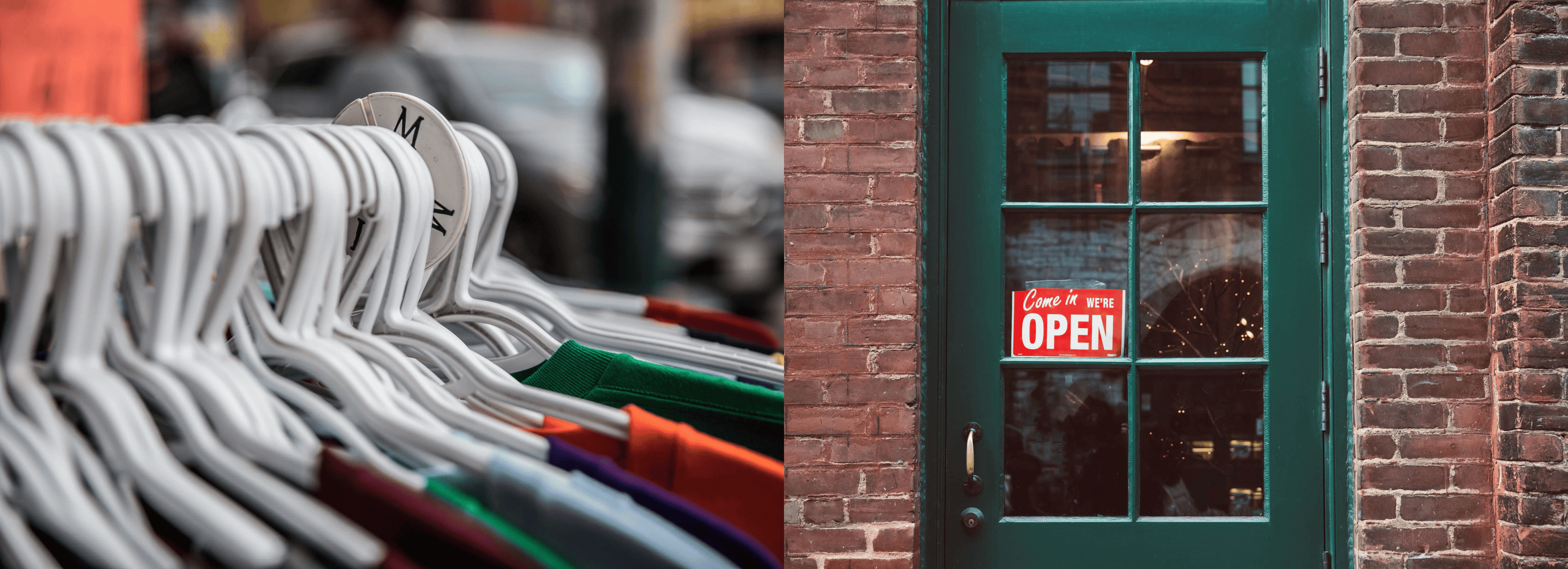 A gauche un portant à cintres, à droite une porte de boutique verte avec écrit "open"